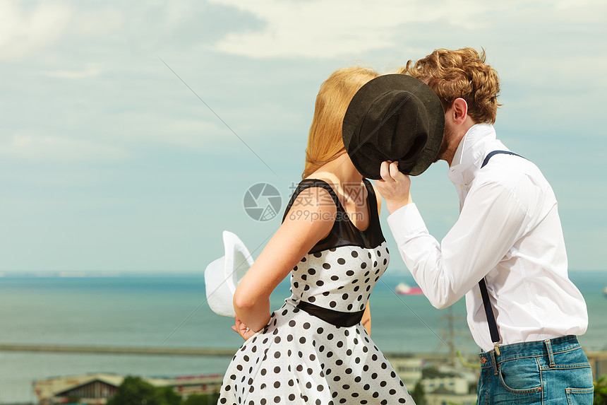 Retro Dates: Travel Through the Old Days, 3 Retro Settings with Great Vibe